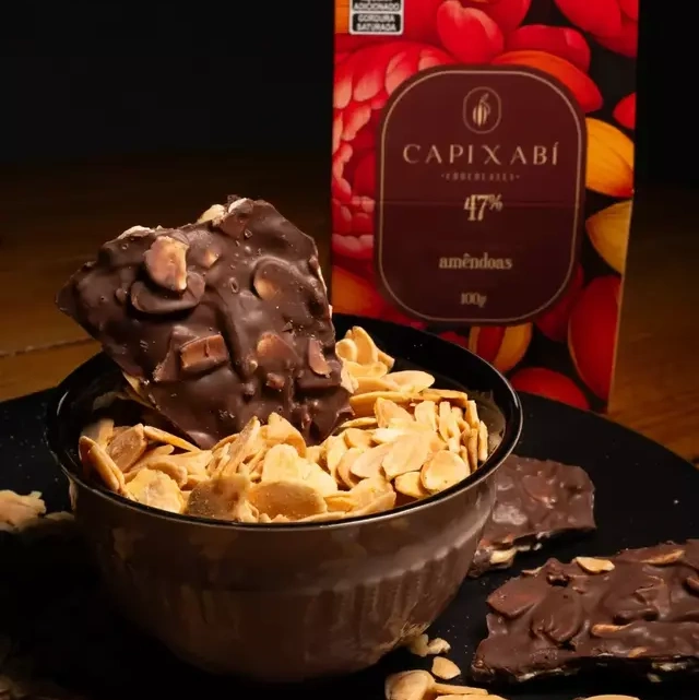 Lascas de chocolate ao leite com amêndoas 100g Capixabí1 Lascas de chocolate ao leite com amêndoas 100g Capixabí – cremosidade e crocância - Imagem 1