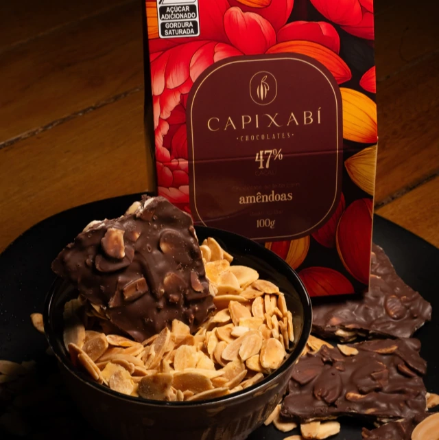 Lascas de chocolate ao leite com amêndoas 100g Capixabí2 Lascas de chocolate ao leite com amêndoas 100g Capixabí – cremosidade e crocância - Imagem 2