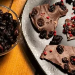 Lascas de chocolate ao leite com pimenta rosa e cranberry 100g Capixabí – doce, frutado e levemente picante - Imagem 3