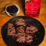 Lascas de chocolate ao leite com pimenta rosa e cranberry 100g Capixabí – doce, frutado e levemente picante - Imagem 2