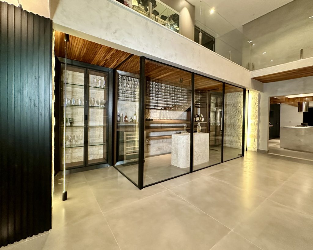 Cozinha gourmet integrada com bancada em pedra