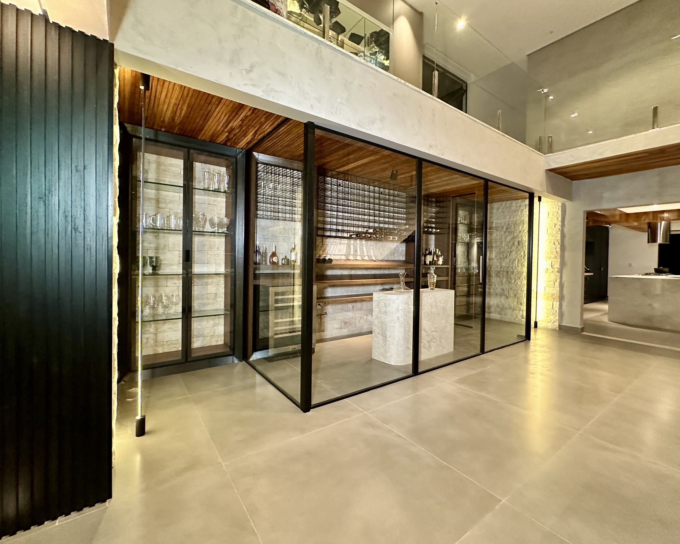 Cozinha gourmet integrada com bancada em pedra