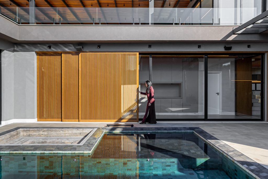 Fachada com piscina em projeto de Lívea Esteves