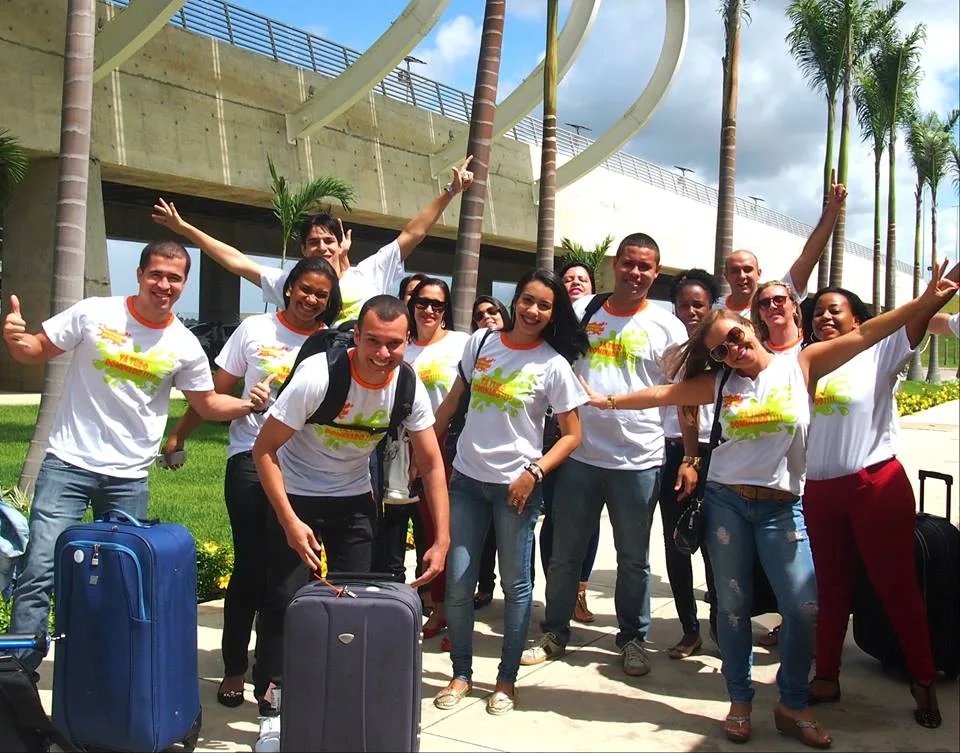 Grupo de viajantes com bagagens durante receptivo