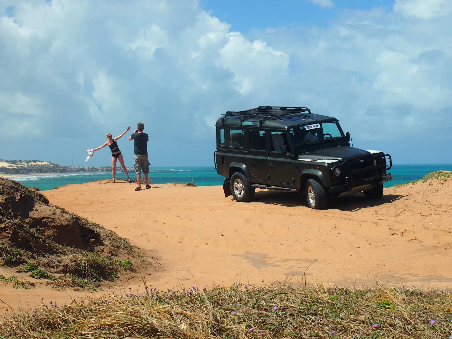 Jipe azul e viajantes no litoral potiguar