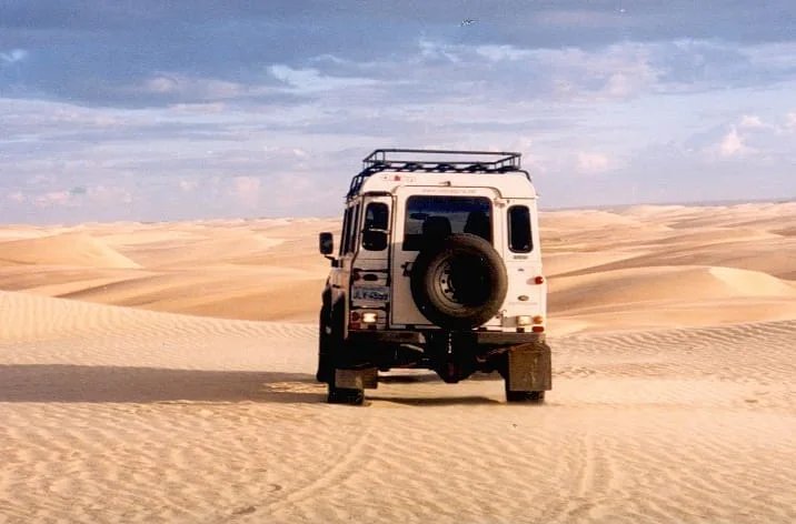 Jipe 4x4 percorrendo dunas