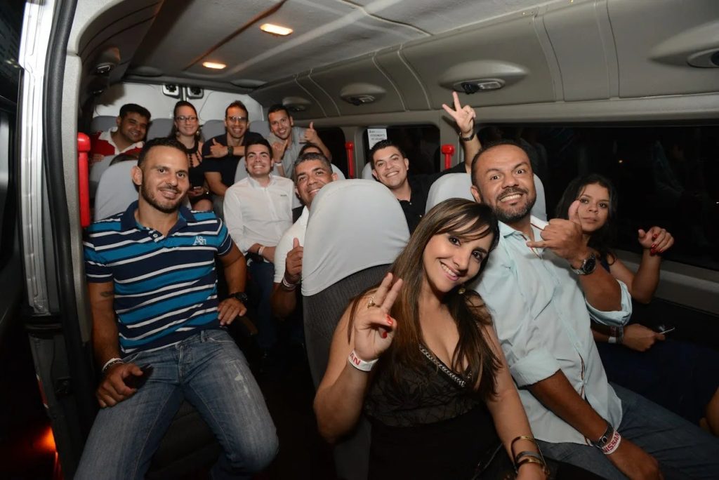 Grupo de viajantes no interior de van
