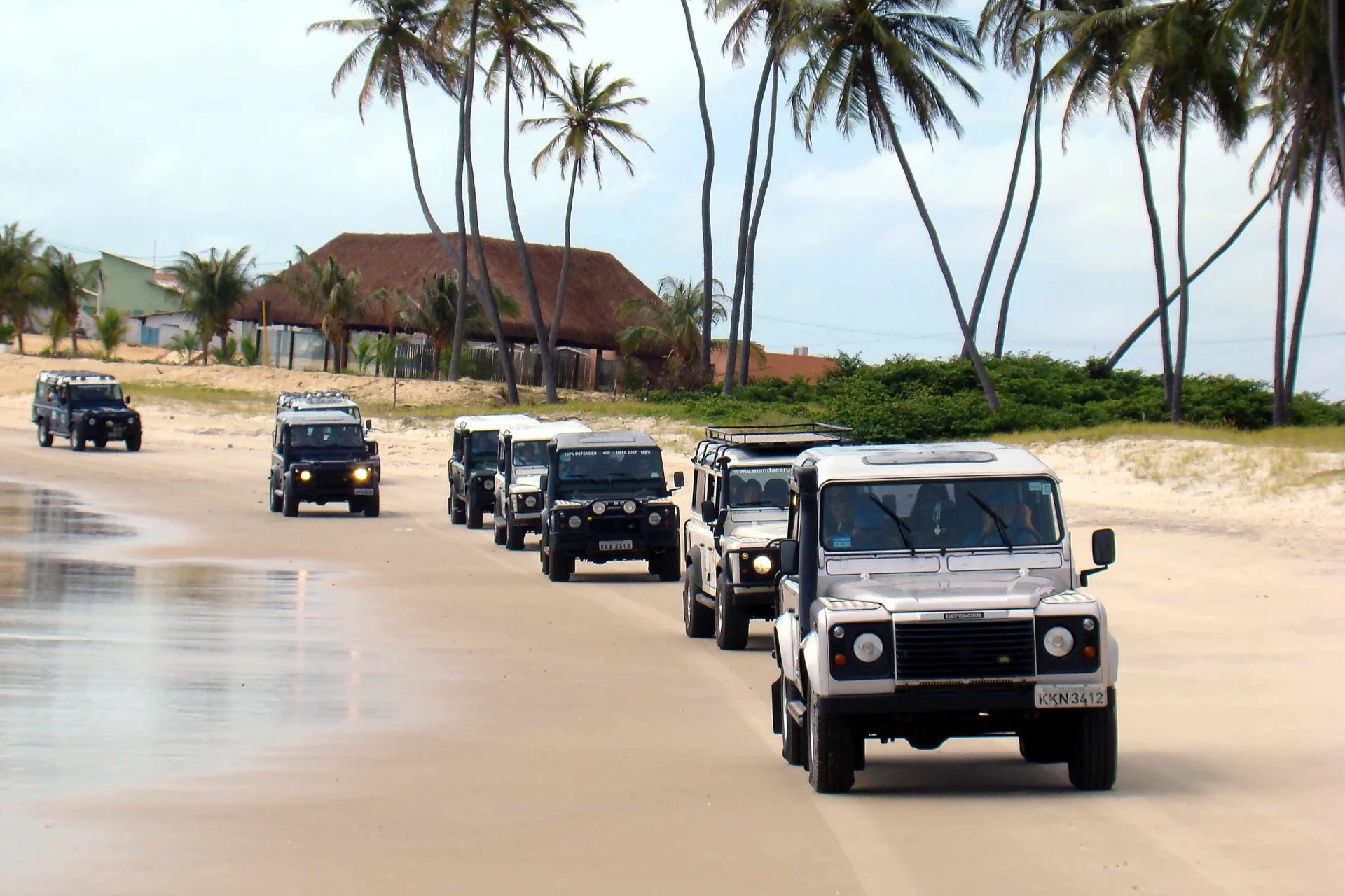 Comboio de jipes 4x4 pela praia