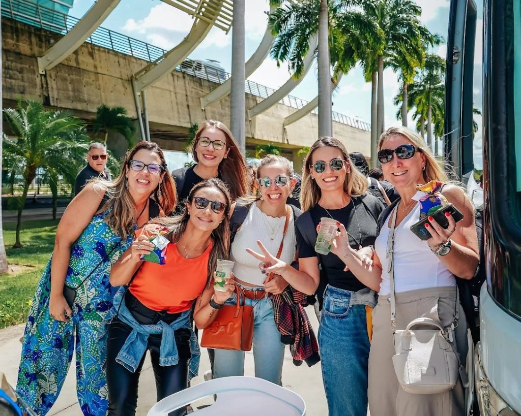 Grupo de viajantes durante passeio