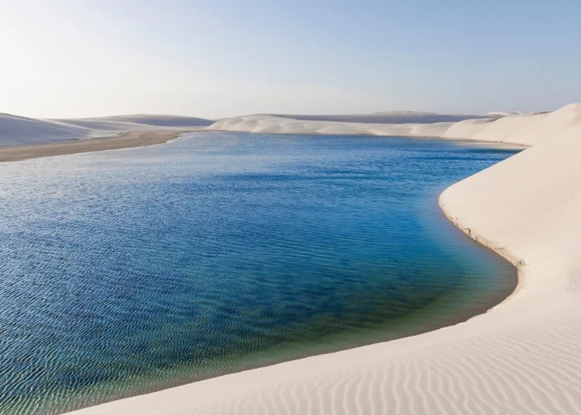 Lagoa entre dunas na Rota das Emoções