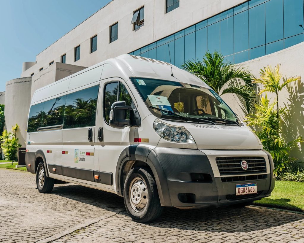 Van de transfer em frente ao hotel